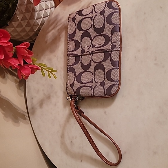 Used in excellent condition COACH wristlet. - Picture 5 of 6